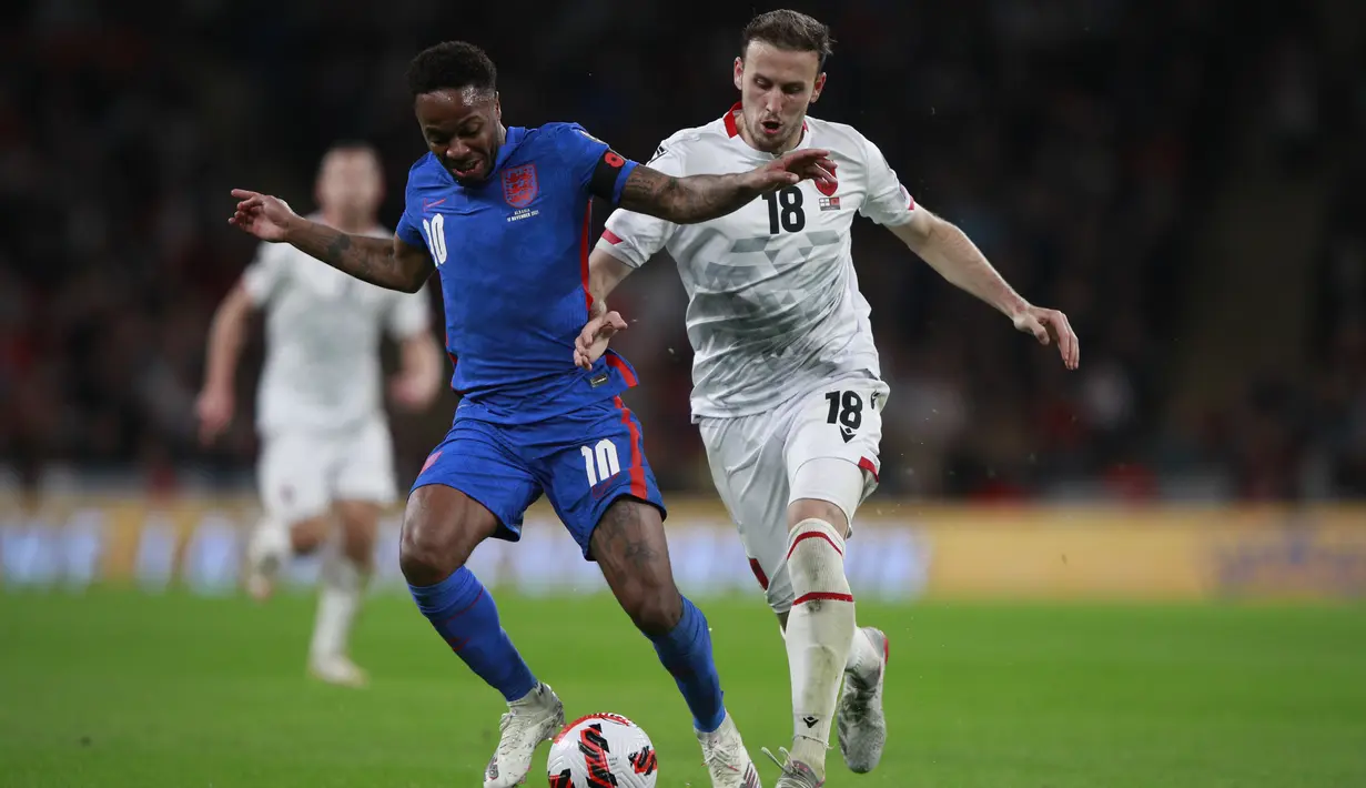 Penyerang Inggris, Raheem Sterling berebut bola dengan pemain Albania, Ardian Ismajli pada pertandingan Grup I kualifikasi Piala Dunia 2022 di stadion Wemble, London, Sabtu (13/11/2021). Inggris cuma butuh satu poin di laga terakhir untuk mengunci juara grup  (AP Photo/Ian Walton)