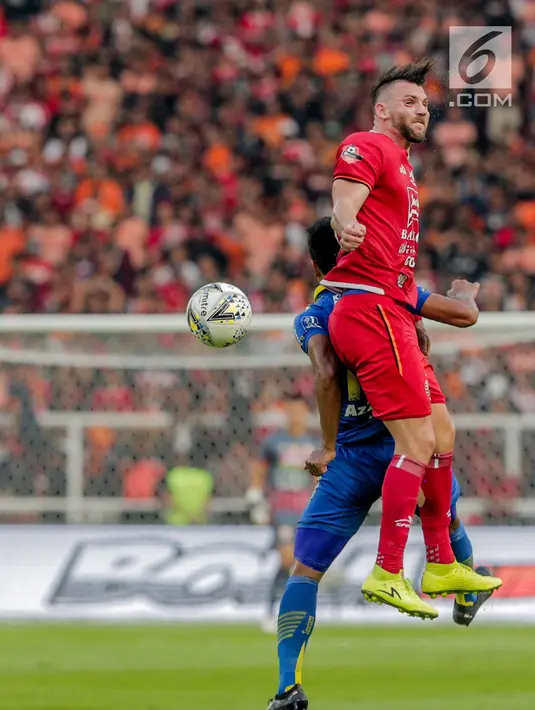 Striker Persija Jakarta Marco Simic berebut bola dengan dengan pemain Persib Ardi Idrus pada laga pekan kedelapan Shopee Liga 1 2019 di Stadion Utama Gelora Bung Karno, Senayan, Jakarta, Rabu (10/7/2019). Persija dan Persib bermain imbang 1-1. (Liputan6.com/Faizal Fanani)