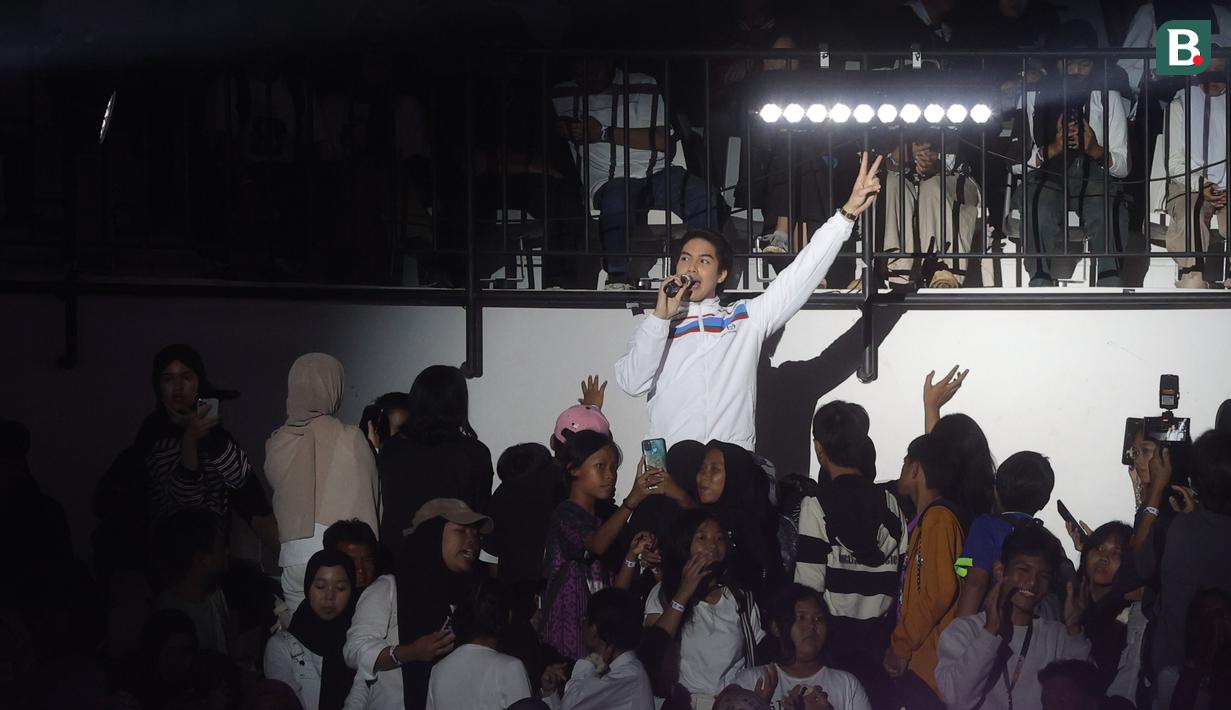 <p>El Rumi menghibur penonton saat acara Axis Nation Cup 2024 di Indonesia Arena, Jakarta, Sabtu (16/11/2024). (Bola.com/M Iqbal Ichsan)</p>
