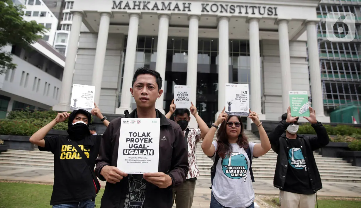 Aliansi Rakyat Gugat Pemindahan Ibu Kota Negara melakukan aksi usai mengajukan berkas uji materi UU IKN di depan Gedung Mahkamah Konstitusi, Jakarta, Jumat (1/4/2022). UU IKN dianggap mengabaikan pertimbangan yang disampaikan rakyat dan akademisi. (Liputan6.com/Faizal Fanani)