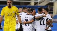 Para pemain Timnas Italia merayakan gol Francesco Caputo ke gawang Moldova dalam laga persahabatan di Stadion Artemio Franchi, Florence, Italia, Rabu, 7 Oktober 2020. (Marco Bucco / LaPresse via AP)