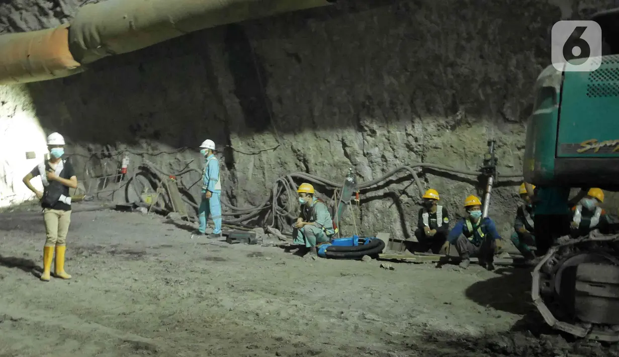 Aktivitas pekerja menyelesaikan proyek Tunnel 2 Kereta Cepat Jakarta-Bandung di Desa Bunder, Jatiluhur, Kabupaten Purwakarta, Jawa Barat, Kamis (27/1/2022). Saat ini progres KCJB terus berjalan dan sudah mencapai 79,90% dan akan melakukan trial run di akhir tahun 2022. (Liputan6.com/Herman Zakharia)
