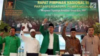 Ketum PPP Muktamar Jakarta Djan Faridz dan bakal Cagub Jawa Tengah dari Partai Gerindra, Sudirman Said saat Rapimnas PPP di Jakarta, Rabu (20/12). PPP kubu Djan Faridz resmi mendukung Sudirman Said di Pilgub Jateng 2018. (Liputan6.com/JohanTallo)