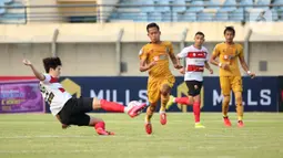 Pemain Madura United Kim Jinsung (kiri) menghalau bola dari bayangan pemain Bhayangkara FC, Wahyu Subo Seto (dua kiri) dalam pertandingan BRI Liga 1 2021/2022 antara Bhayangkara FC melawan Madura United di Stadion Si Jalak Harupat, Kabupaten Bandung, Sabtu (18/9/2021). (Bola.com/Ikhwan Yanuar