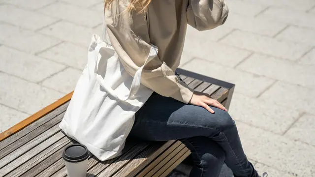 5. Tote Bag dengan Warna Netral