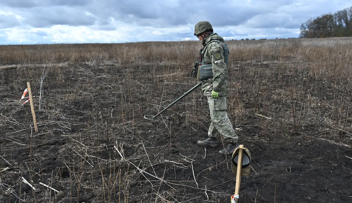 Ahli bahan peledak Ukraina Valeriy Onul kehilangan kaki kanan bawahnya setelah menginjak ranjau darat, tetapi hal itu tidak menghentikannya untuk kembali melakukan pekerjaannya membersihkan ranjau. (SERGEY BOBOK / AFP)