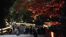 Ribuan lentera dan dekorasi bercahaya diterangi untuk menandai peringatan 100 tahun Kuil Meiji Jingu Shinto di Tokyo, Jumat (30/10/2020). Meiji Jingu, dibangun untuk memberi penghormatan kepada Kaisar Meiji dan Permaisuri Shoken pada tahun 1920 (AP Photo/Eugene Hoshiko)