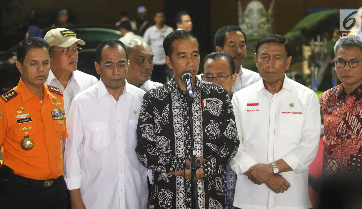 Presiden Jokowi memberi keterangan pers insiden jatuhnya pesawat Lion Air JT 610 di Crisis Center Gedung VIP Bandara Soekarno-Hatta, Tangerang, Senin (29/10). Jokowi memerintahkan kepada jajaran untuk terus mencari korban. (Liputan6.com/Fery Pradolo).