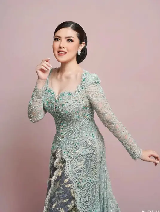 Pertama, ia tampil dengan kebaya brokat warna tosca yang dipadu kain batik dari @berkatkebaya. (Instagram/yudajulianofficial).