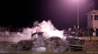 Richard Terwilliger menabrakkan truknya ke lawan saat mengikuti kompetisi kelas Truk di Derby Kremmling Demolition 11 tahunan di Grand County Fairgrounds di Kremmling, Colorado (19/8). Terwilliger memenangkan kontes ini. (AFP Photo/Jason Connolly)