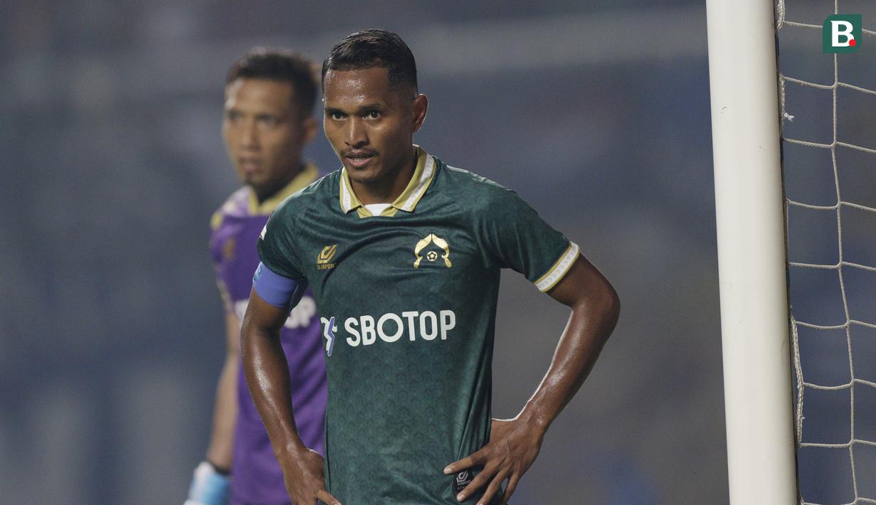 Kapten Tira Persikabo, Abduh Lestaluhu, saat melawan Arema FC pada laga Shopee Liga 1 di Stadion Pakansari, Bogor, Senin, (2/3/2020). Tira Persikabo takluk 0-2 dari Arema FC. (Bola.com/M Iqbal Ichsan)