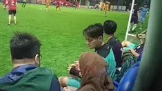 Seperti diketahui, Rizky Billar memiliki hobi bermain sepak bola. Lesti yang tahu itu dengan setianya menemani sang suami bermain sepak bola. Momen Lesti dampingi Rizky Billar ini viral dan jadi sorotan. (Liputan6.com/YouTube/Seleb Cam)