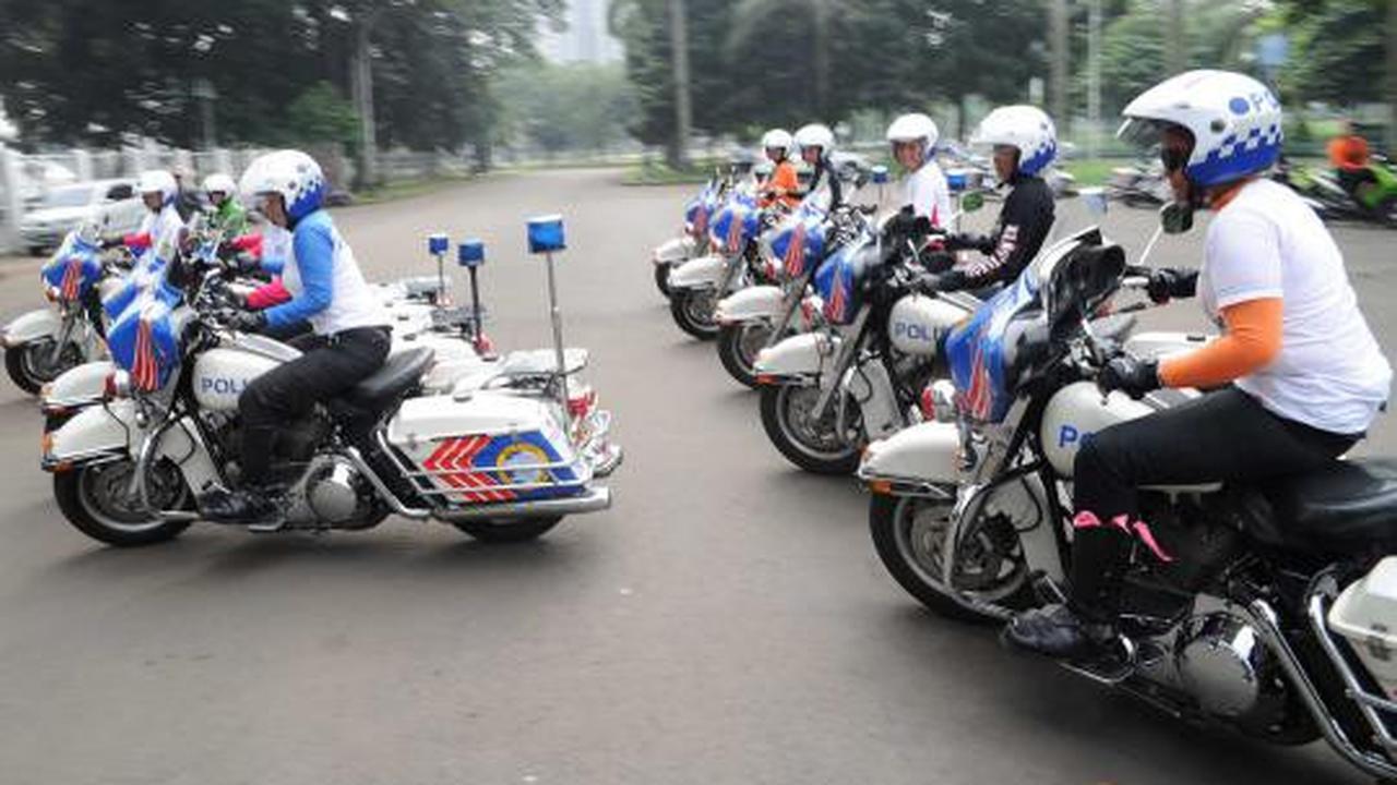 Polwan cantik akrobat pakai motor gede 