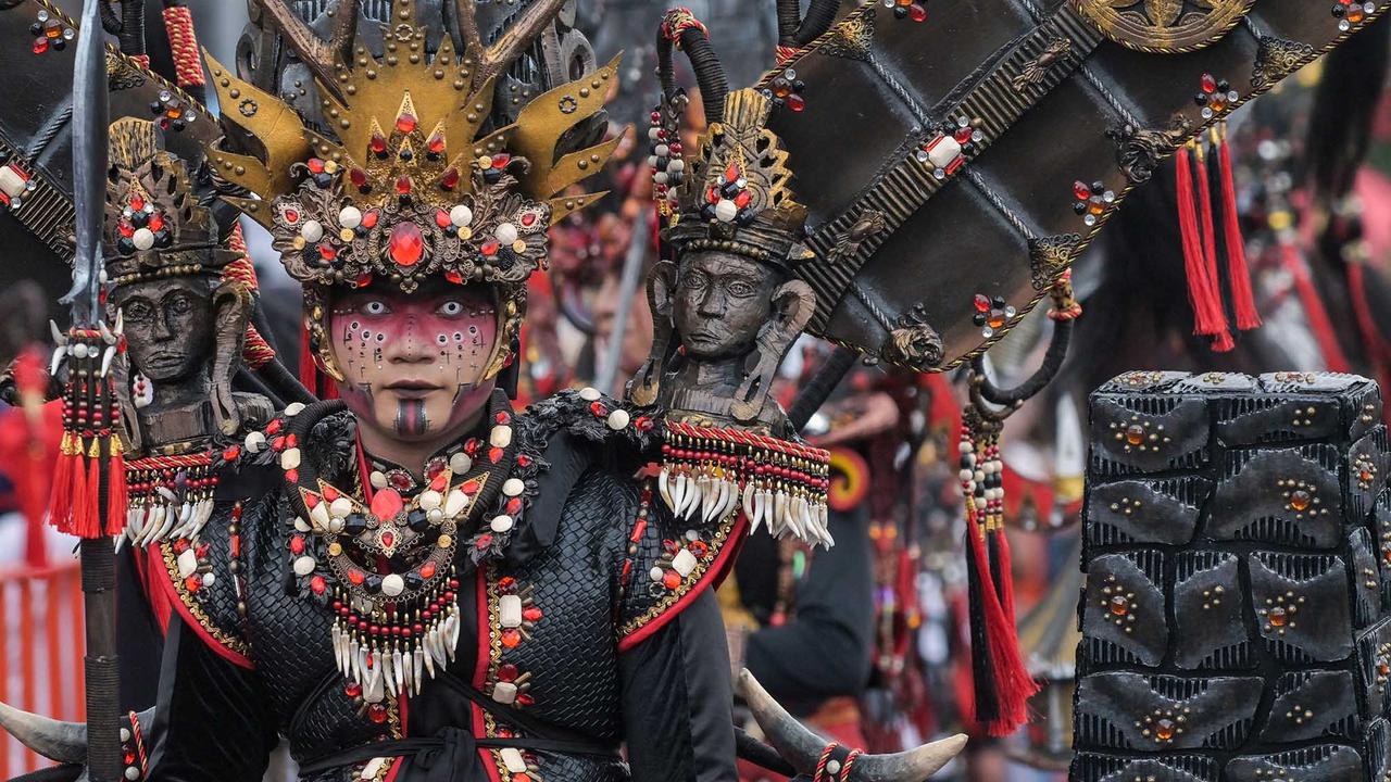 FOTO: Megahnya Grand Jember Fashion Carnaval 2025 Bertema Evoluxion