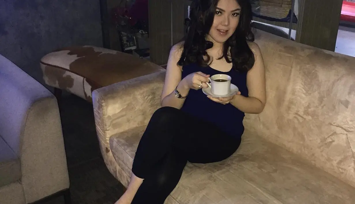 Tina mengaku bahwa sendal yang dikenakan yang dibilang mahal itu lantaran ia mendapat endorse dari sandal tersebut. Begitu juga saat mengenakan sandal, ia juga melihat acaranya.  "Salam #DutaSandalJepit #TinaToon," tutup Tina Toon. (Instagram/tinatoon101)