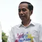 Bakal calon presiden Joko Widodo atau Jokowi (kanan) dan KH Ma'ruf Amin (kiri) saat tiba di RSPAD Gatot Subroto, Jakarta, Minggu (12/8). Jokowi mengenakan kemeja unik bertuliskan 'Bersih, Merakyat, Kerja Nyata'. (Merdeka.com/Iqbal Nugroho)