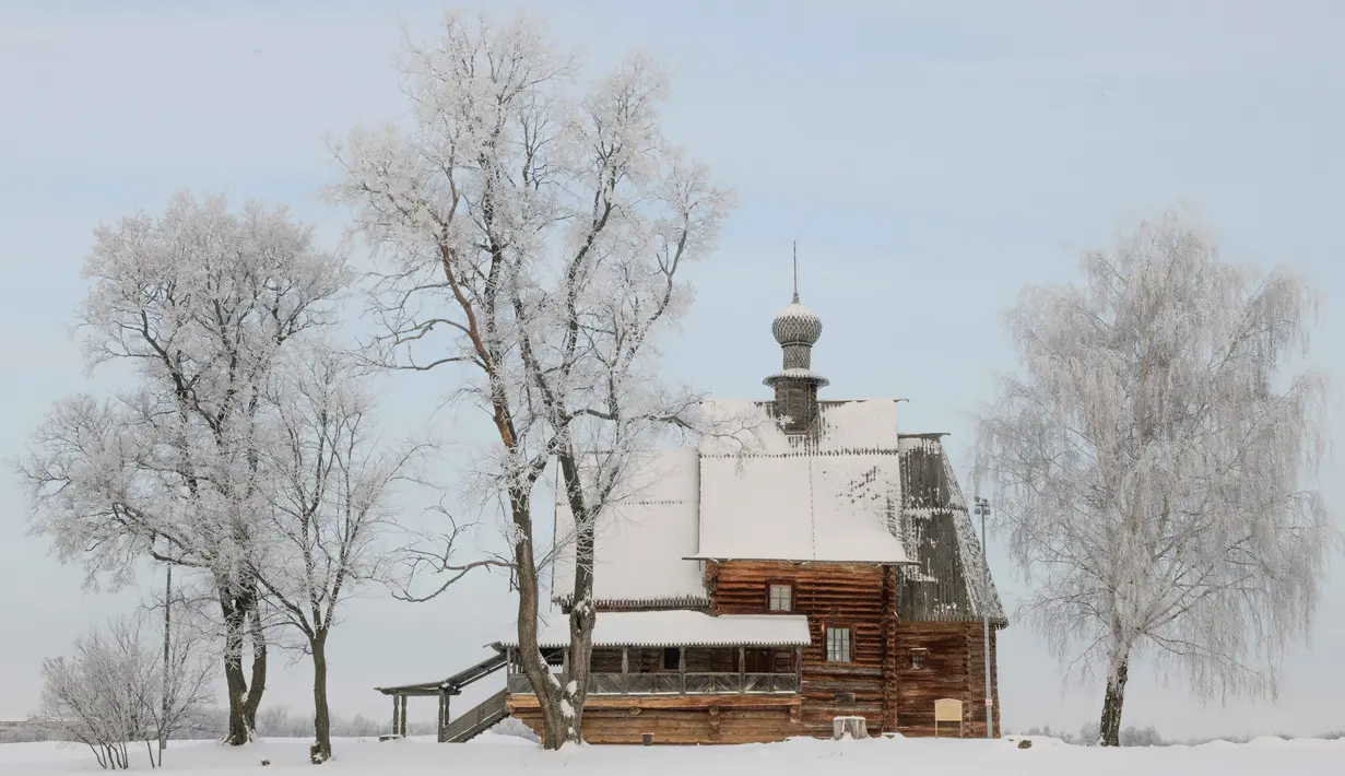 Pemandangan saat gereja kayu yang dikelilingi salju di desa wisata Suzdal, Rusia (23/1). Suzdal mempertahankan suasana pedesaan gaya Eropa Timur era Uni Soviet. (AFP Photo/Mladen Antonov)