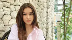 Sandrinna Michelle merupakan salah satu pemain baru yang bintangi web series My Nerd Girl 2. Dalam web series populer tersebut, kekasih Junior Roberts ini berperan sebagai Vanya. Diketahui web series My Nerd Girl 2 merupakan web series pertama yang dibintangi oleh Sandrinna Michelle. Adu akting bareng Naura Ayu, netizen penasaran dengan akting Sandrinna dan Naura Ayu karena keduanya baru pertama kali disatukan dalam satu judul. (Liputan6.com/IG/@sandrinna_11)