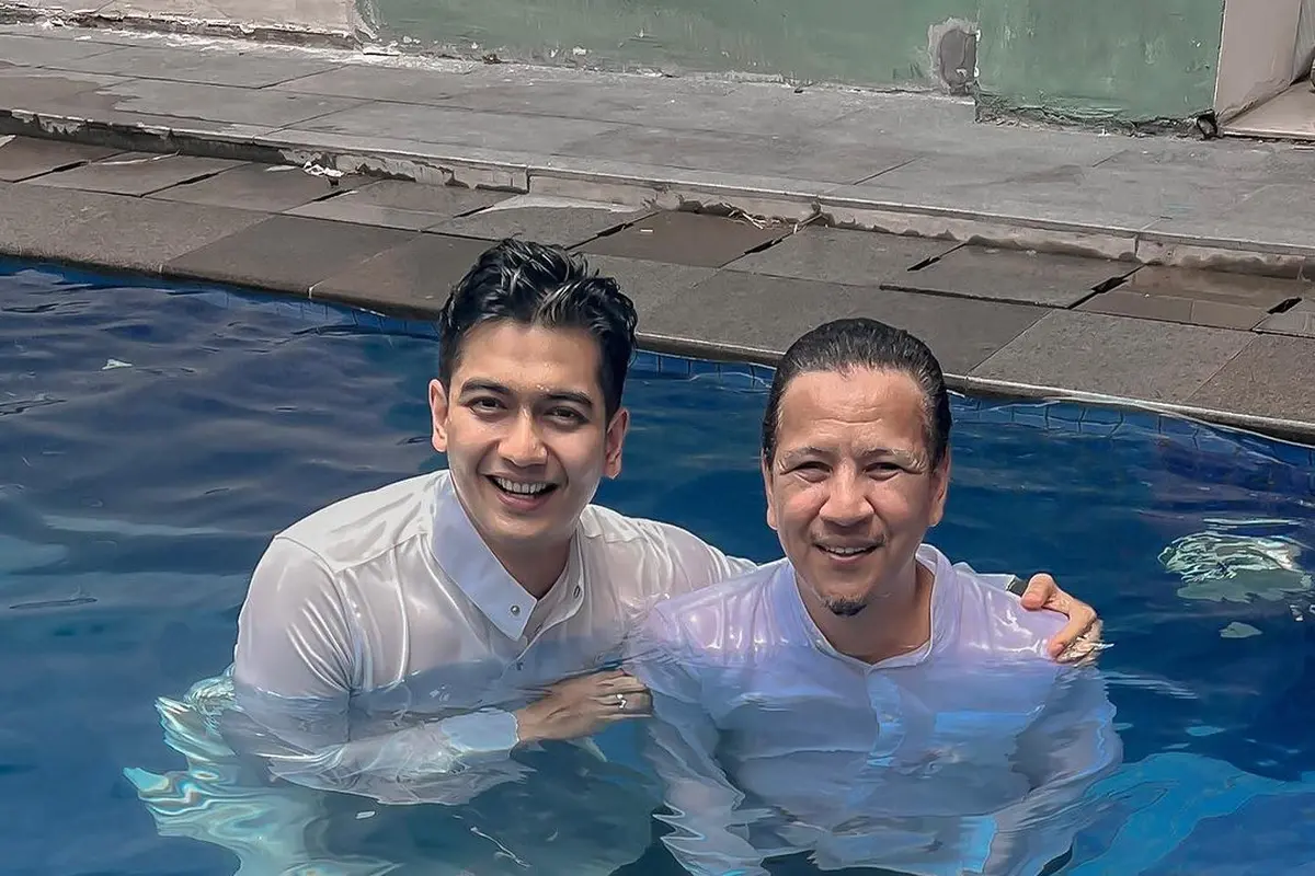 Teuku Ryan Renang Pakai Gamis