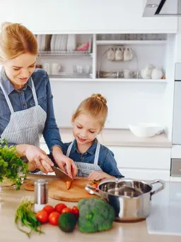 Ilustrasi Ibu dan Anak Masak Bersama/credit: freepik