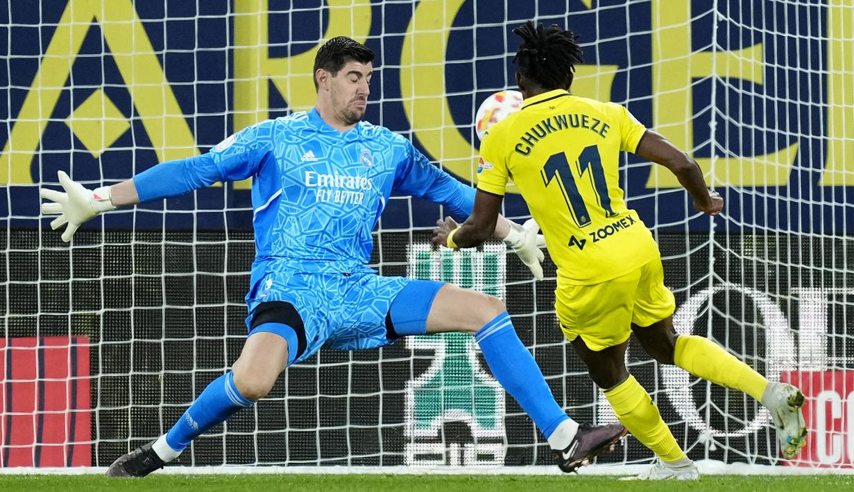 Pemain Villarreal, Samuel Chukwueze, mencetak gol ke gawang Real Madrid pada laga Copa del Rey di Stadion La Ceramica (19/1/2023). Sempat tertinggal dua gol dari Villarreal. Namun, Real Madrid mampu membalikkan keadaan dan menang 3-2. (AP Photo/Jose Breton)
