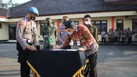 Gus Arief ketika menandatangani nota kesepakatan bersama di halaman Mapolres Blora