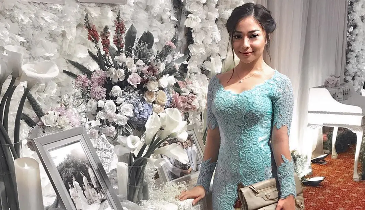 Tak hanya di momen pertunangannya, wanita kelahiran 29 Juni 1994 ini juga tampil mengenakan kebaya di berbagai acara. Kali ini ia tampil anggun dengan kebaya bernuansa biru.  Riasan dan tatanan rambut yang rapi melengkapi penampilannya, (Liputan6.com/IG/nikitawillyofficial94)