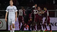 Pemain Torino merayakan gol ke gawang AC Milan dalam laga lanjutan Serie A 2018-2019 di Grande Torino Stadium, Turin, Senin dini hari WIB (29/4/2019). (AFP/Marco Bertorello)