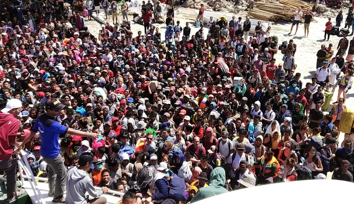 Ratusan orang berusaha meninggalkan Gili Trawangan, NTB, Senin (6/8). Gempa Lombok menewaskan 91 orang dan ratusan lainnya terluka. (Handout/Indonesia Water Police/AFP)
