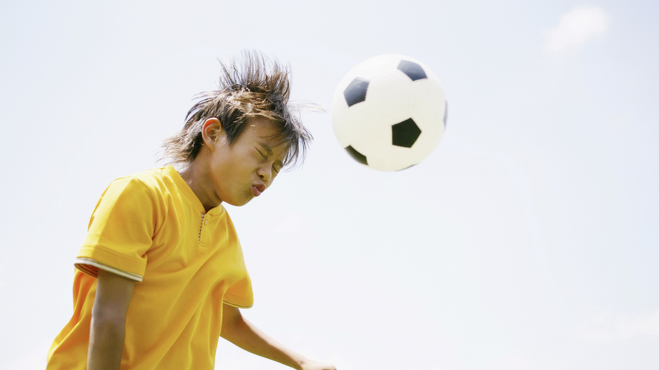 Gerakan dalam Sepak Bola Ini Berisiko Sebabkan Gegar Otak