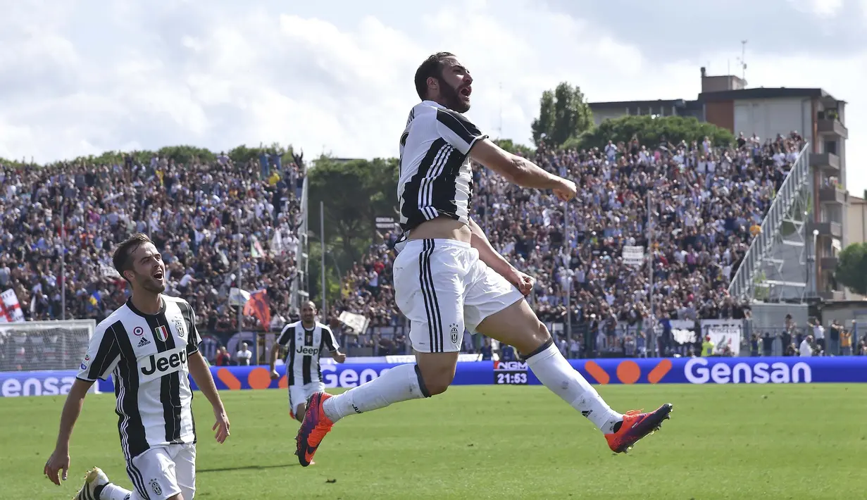 Pemain Juventus, Gonzalo Higuain merayakan golnya ke gawang empoli pada lanjutan Serie A di Carlo Castellani Stadium, Empoli, (02/10/2016). (REUTERS/Alberto Lingria) 