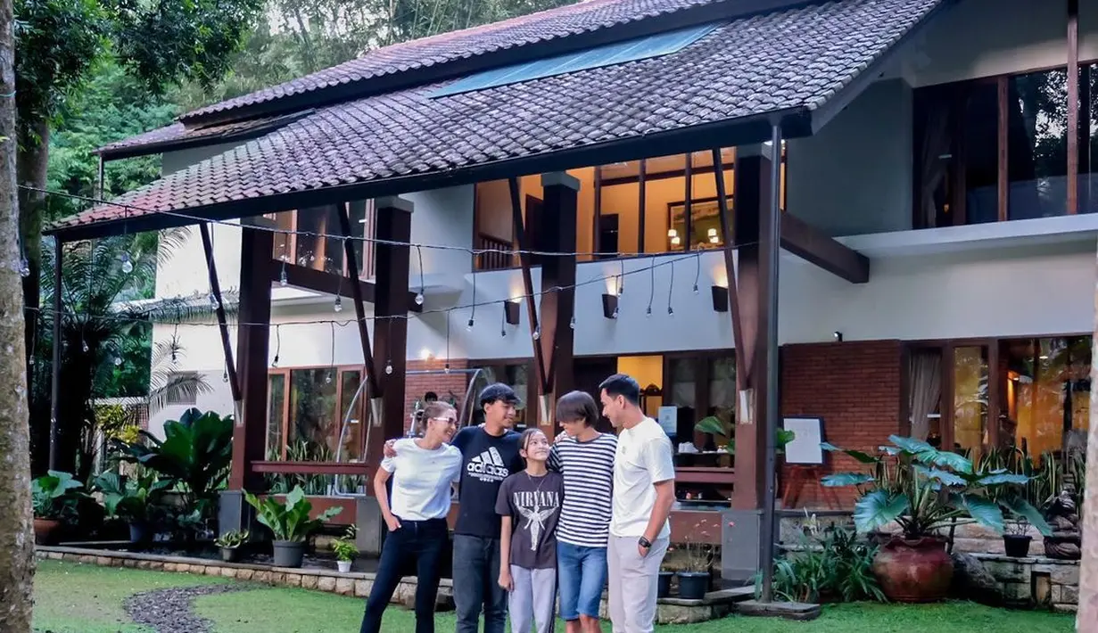 Darius dan Donna menanamkan pentingnya keluarga kepada anak-anak mereka. Di waktu senggangnya, pasangan ini kerap menghabiskan waktu bersama mereka. (Foto: Instagram/@darius-sinathrya)
