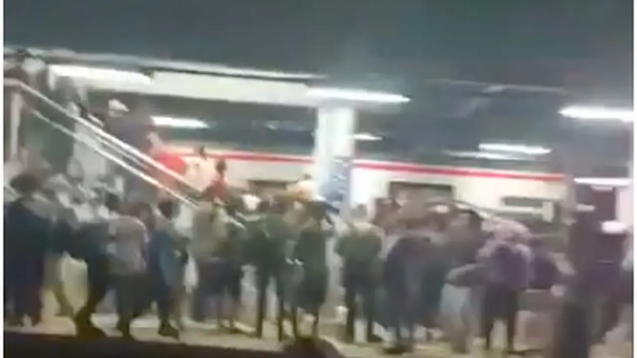 PT Kereta Api Indonesia (Persero) menyampaikan permohonan maaf kepada pelanggan atas insiden operasional yang terjadi di wilayah Stasiun Bekasi Timur. (Istimewa)