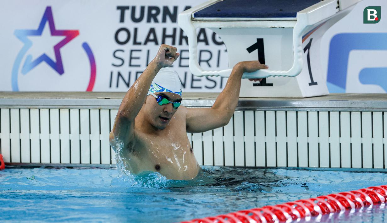 Selebritas Indonesia, Emyr Razan melakukan selebrasi setelah memenangkan renang nomor 50 meter gaya dada putra Turnamen Olahraga Selebriti Indonesia (TOSI) Season 3 yang berlangsung di PPOP Ragunan, Jakarta Timur, Sabtu (19/10/2024). (Bola.com/Bagaskara Lazuardi)