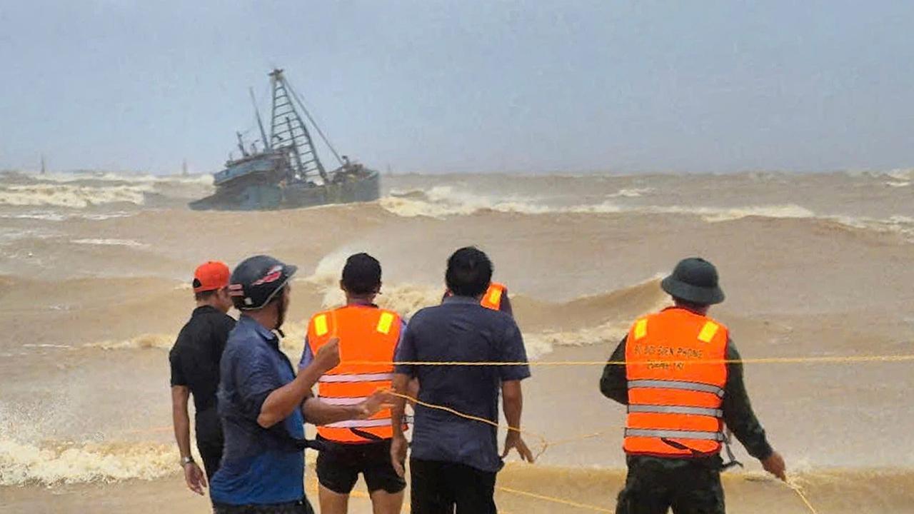 FOTO: Topan Bualoi Terjang Vietnam, 9 Tewas dan Puluhan Nelayan Hilang
