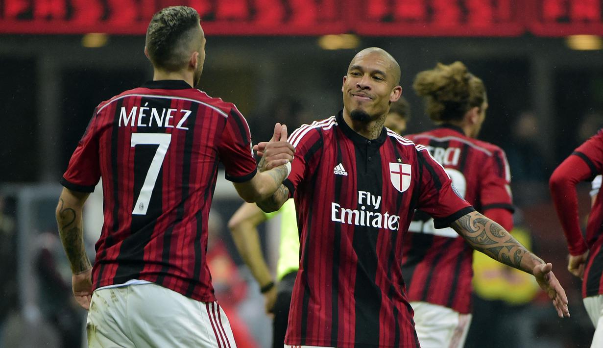 Nigel De Jong (kanan) yang pernah memperkuat AC Milan pernah dikaitkan dengan Borneo FC pada 2018 lalu. Kala itu, CEO Borneo FC yakni Nabil Husein mengatakan bakal mendatangkan salah satu pemain top Eropa. Isu semakin terdengar kencang usai sang CEO mengenakan jersey De Jong. Akan tetapi, hal tersebut hanya sebatas isu. (AFP/Olivier Morin)