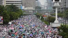 Massa aksi damai 2 Desember membubarkan diri setelah melaksanakan Salat Jumat berjamaah di kawasan MH Thamrin, Jakarta, Jumat (2/12). Setelah salat Jumat mereka berjalan kaki sambil berorasi‎ menuju ke arah Bundaran HI. (Liputan6.com/Fery Pradolo)