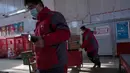 Kurir sibuk memilah paket di pusat distribusi di Beijing, China, Selasa (18/2/2020). E-commerce adalah salah satu dari sedikit industri yang berkembang setelah penutupan pabrik, restoran, bioskop, kantor, dan toko terkait wabah virus corona atau COVID-19. (AP Photo/Ng Han Guan)