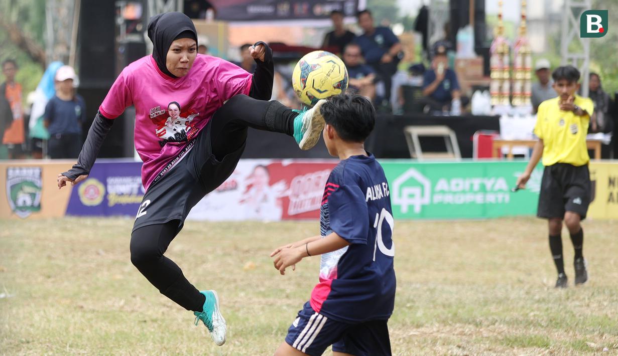 Sepak bola kini tak lagi menjadi olahraga yang identik dengan lelaki. Meski terlihat sebagai cabang olahraga yang cukup keras, namun di era modern saat ini wanita juga turut menggemarinya. (Bola.com/M Iqbal Ichsan)