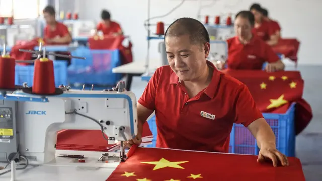 FOTO: Pembuatan Bendera Jelang Hari Nasional China