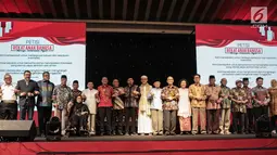 Menteri Pertahanan Ryamizard Ryacudu dan para tokoh foto bersama selama acara silaturahmi dengan Forum Rekat Anak Bangsa di Jakarta, Senin (12/8/2019). Ryamizard berharap silaturahmi ini dapat menciptakan suasana damai di masyarakat. (Liputan6.com/Faizal Fanani)