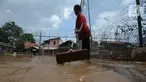 Warga membersihkan lumpur sisa banjir di Kelurahan Rawa Jati, Jakarta, Selasa (9/2/2021). Endapan lumpur yang mengendap akibat luapan Kali Ciliwung. (merdeka.com/Imam Buhori)