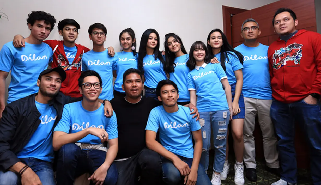 Tidak hanya Iqbaal, Fajar Bustomi juga berharap filmnya ini dapat menjadi film yang sukses sepanjang masa. "Semoga film ini bisa menjadi film yang sukses sepanjang masa," ucap Fajar. (Deki Prayoga/Bintang.com)