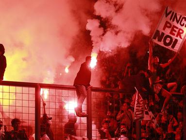 Suporter Timnas Indonesia memberikan dukungan kepada skuat Garuda dengan menyalakan suar saat laga uji coba internasional yang bertajuk FIFA Match Day antara Indonesia melawan Bangladesh di Stadion Si Jalak Harupat, Bandung, Rabu (01/06/2022). Pertandingan berakhir dengan skor kacamata. (Bola.com/M Iqbal Ichsan)