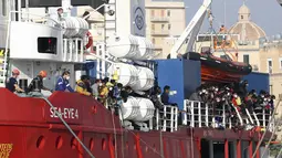 Kapal Sea Eye 4 dengan lebih dari 800 orang yang diselamatkan tiba di Trapani, Sisilia, Italia, Minggu (7/11/2021). Kapal kemanusiaan Jerman dengan lebih dari 800 migran yang diselamatkan, termasuk 15 anak kecil, sampai ke pelabuhan Sisilia pada Minggu (7/11). (Alberto Lo Bianco/LaPresse via AP)