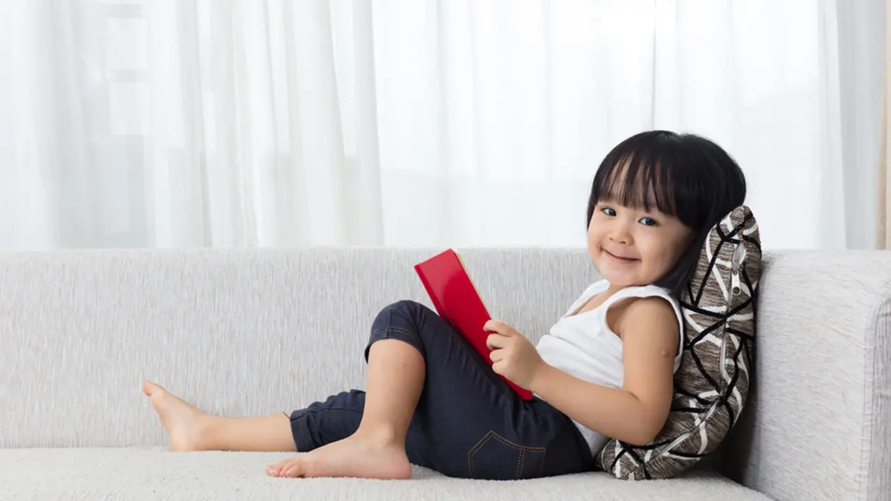 anak membaca buku