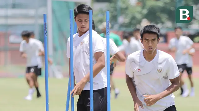 Foto: Timnas Indonesia U-20 Latihan Dibawah Sinar Terik, Marselino Ferdinan Kena Tendang Shin Tae-yong