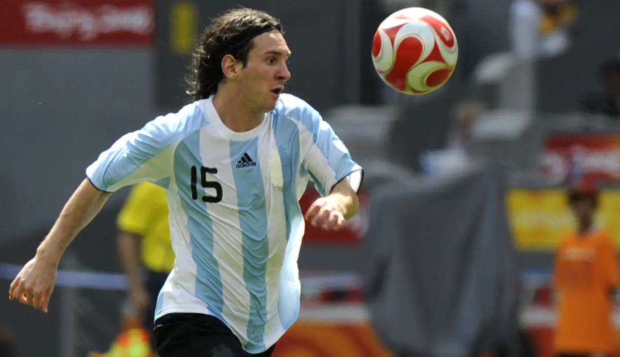 Nomor punggung 15 digunakan Lionel Messi ketika membawa Argentina menyabet medali emas Olimpiade Beijing 2008. Saat itu Messi mampu mencetak dua gol dan tiga assist dari lima laga yang dimainkan. (Foto: AFP/Daniel Garcia)