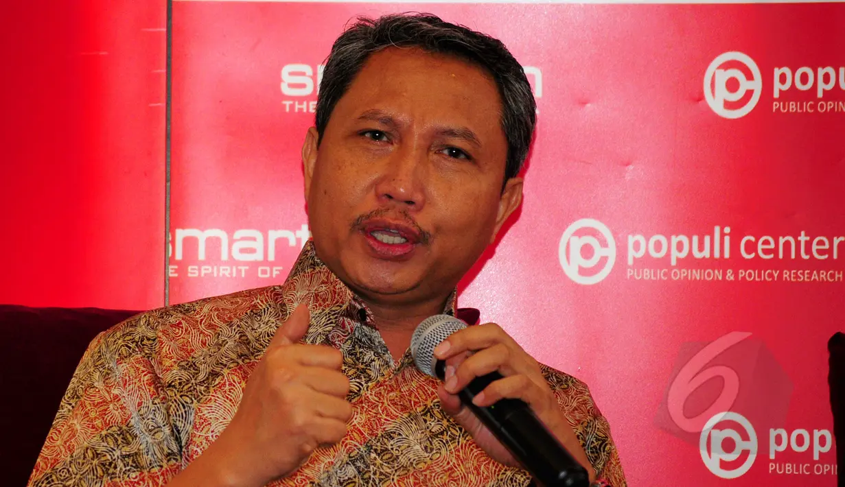 Direktur Masyarakat Pengkajian Islam UIN Jakarta, Ali Munhanid saat menjadi pembicara dalam acara diskusi 'Mengapa Blokir Situs Online?' di kawasan Menteng, Jakarta, Sabtu (4/4/2015). (Liputan6.com/Yoppy Renato)