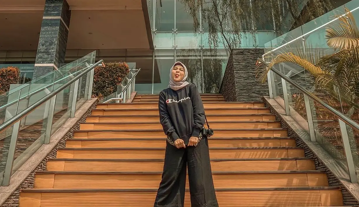 Gaya hijabnya tak melulu menggunakan gamis, namun ia pun padukan dengan berbagai macam busana dengan lengan panjang. Salah satunya ialah dengan sweeter hitam yang sudah terkenal di kalangan anak muda. (Liputan6.com/IG/@kesharatuliu05)